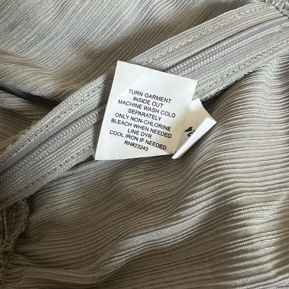 New York & Co Women's 2XL Silver Metallic Accent Sleeveless Pleated Top - Picture 13 of 14